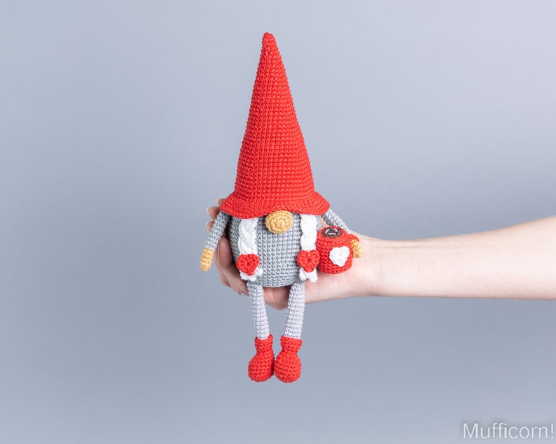 Crochet Valentine Gnomes with Cups