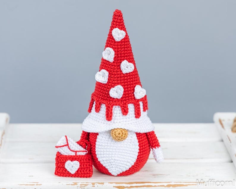 Crochet Valentine Gnome Heart Envelope